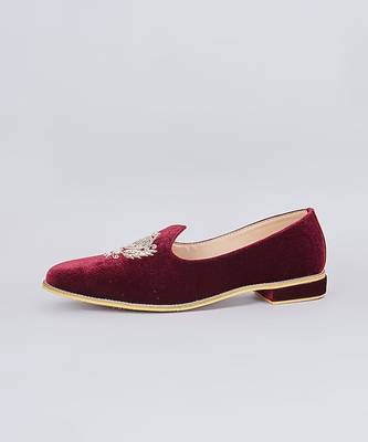 Maroon embroidered velvet slip on juttis 2