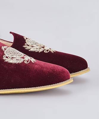 Maroon embroidered velvet slip on juttis 3