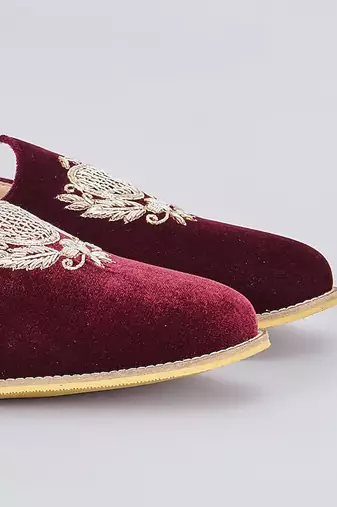 Maroon embroidered velvet slip on juttis