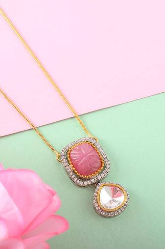 Classic kundan pendant with engraved pink stone