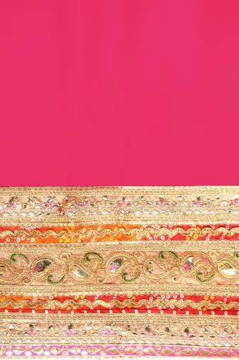Pink bandhani saree with lace border and unstitched blouse piece