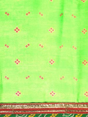 Green bandhani saree with lace border and unstitched blouse piece 5