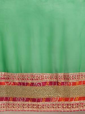 Green bandhani saree with lace border and unstitched blouse piece 4