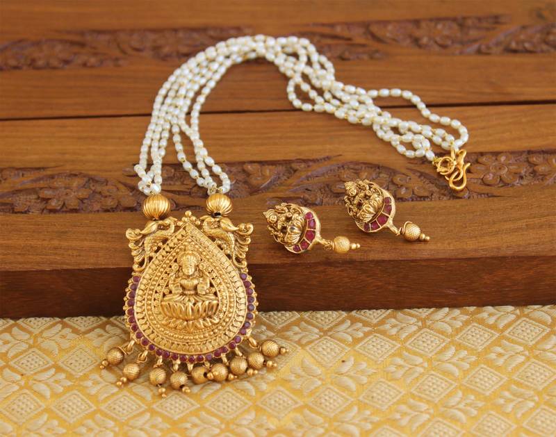 Matte finish pearl temple necklace set