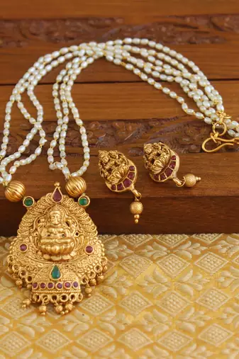 Matte finish pearl temple necklace set