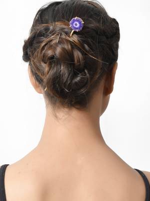 Women gold toned hairstick. 2