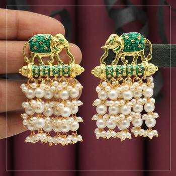 Green color meenakari earrings 1