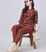 Women   s Geometric Printed Hip Length Cuffed Sleeves Rayon Kurti And Pant Set (Maroon)