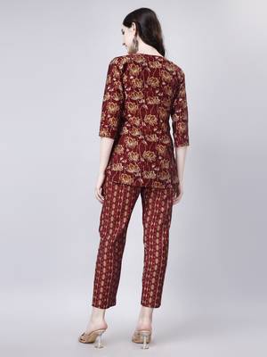 Women   s Geometric Printed Hip Length Cuffed Sleeves Rayon Kurti And Pant Set (Maroon) 2