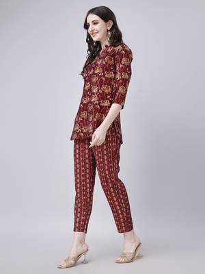 Women   s Geometric Printed Hip Length Cuffed Sleeves Rayon Kurti And Pant Set (Maroon) 3
