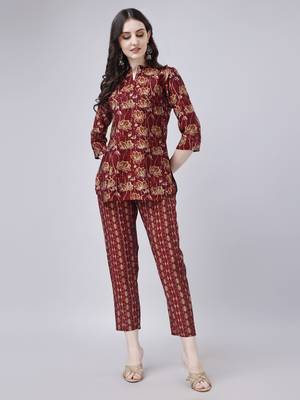 Women   s Geometric Printed Hip Length Cuffed Sleeves Rayon Kurti And Pant Set (Maroon) 4