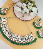 traditional pearl kundan choker jewellery necklace set with maang tikka for women and girls 
