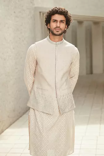 The mod-minimal offwhite kurta set
