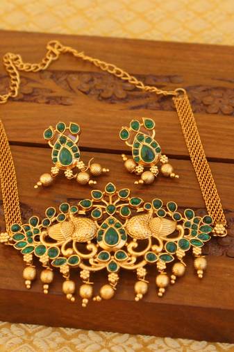 Matte finish peacock chocker set