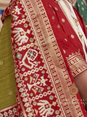 Elora Woven Designed Patola Silk Blend Saree (Mehendi Green) 3