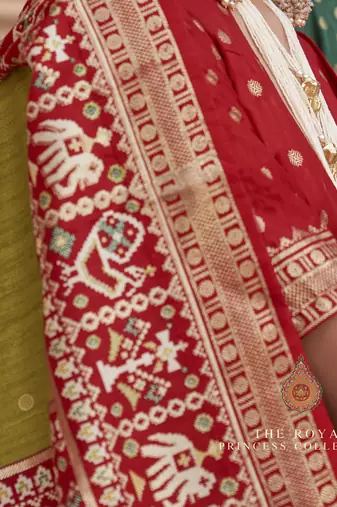 Elora Woven Designed Patola Silk Blend Saree (Mehendi Green)