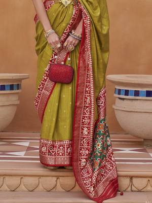 Elora Woven Designed Patola Silk Blend Saree (Mehendi Green) 4