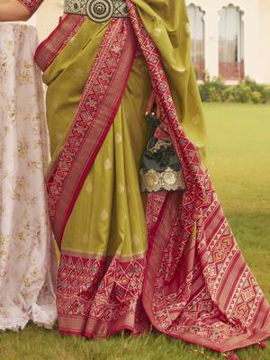 Elora Ethnic Wear Printed Patola Silk Blend Saree (Lemon Green) 4