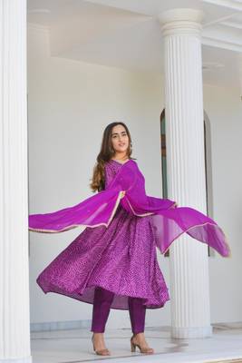 Purple bandhani anarkal set with dupatta 4