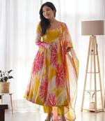 Lamon Yellow Colour Soft Tabi Silk Stitched Gown