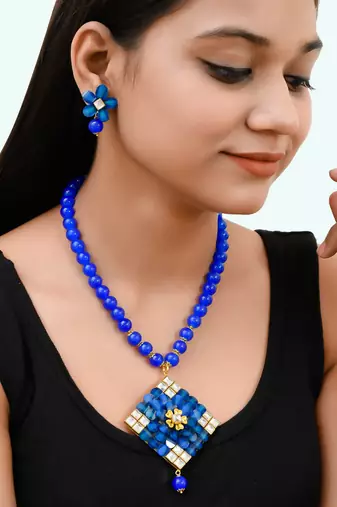 Blue beads pendant set with earrings