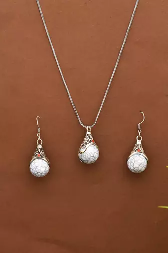 Silver-plated onyx studded jewellery set
