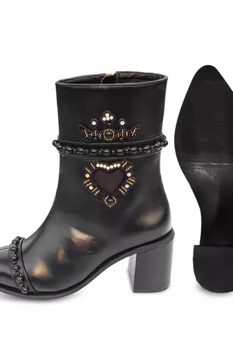Black embroidery dloce vita boots