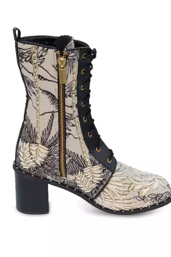 Black embroidery wild side boots
