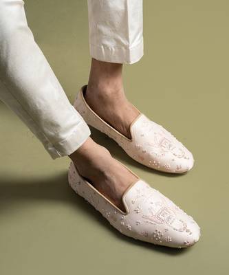 Powder pink silk juttis 1