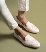 Powder pink silk juttis