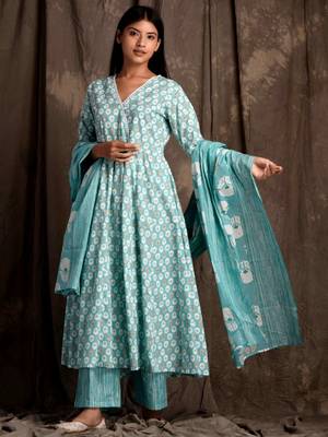 Mokshi women's green printed cotton kurta & palazzo with dupatta 4