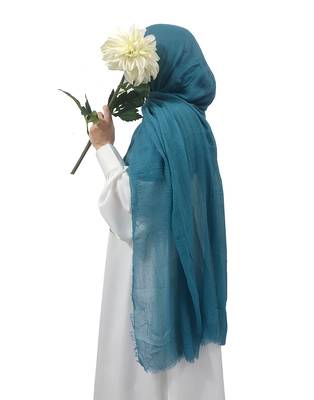 Ana turkish blue cotton crinkle hijab - vibrant and airy scarf with extensive coverage for elegant modesty 1