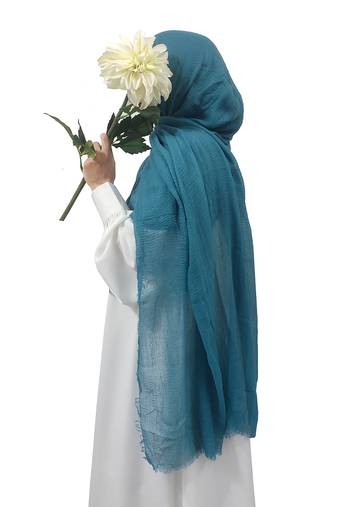 Ana turkish blue cotton crinkle hijab - vibrant and airy scarf with extensive coverage for elegant modesty