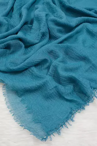 Ana turkish blue cotton crinkle hijab - vibrant and airy scarf with extensive coverage for elegant modesty