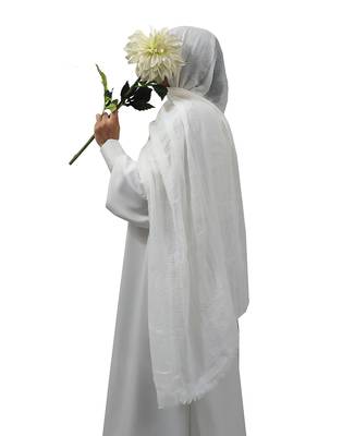 Ana off white cotton crinkle hijab - classic elegance in a soft, expansive scarf 1