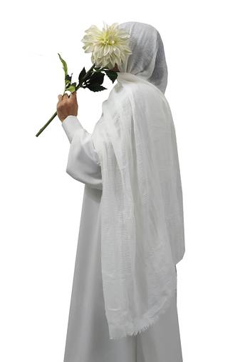 Ana off white cotton crinkle hijab - classic elegance in a soft, expansive scarf