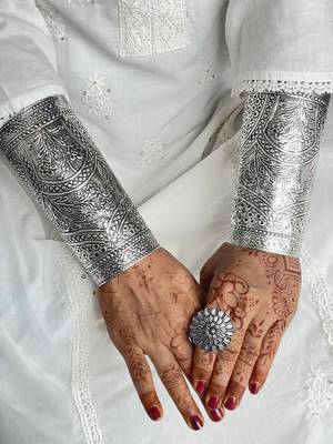 Silver carved handcuffs (ring included) 1