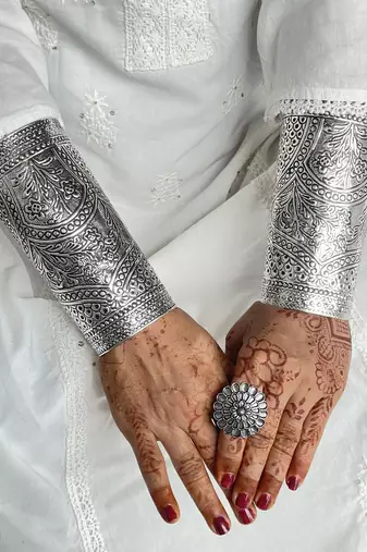 Silver carved handcuffs (ring included)