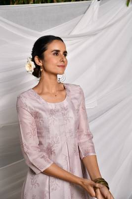 A line printed kurta set in kota dori with pleating details paired with cotton pants 3