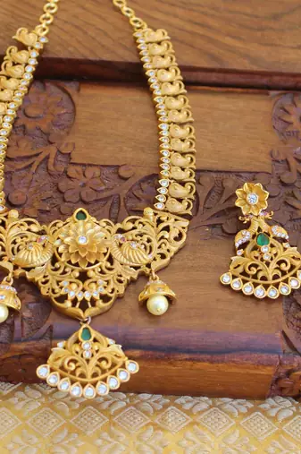 Matte finish peacock necklace set