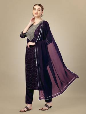 Women embroidered silk blend dark green kurta pant dupatta set 2