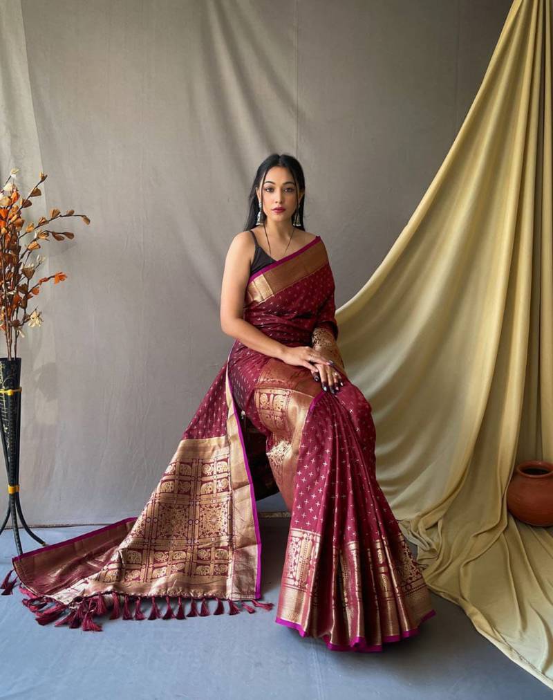 Maroon weaving banarasi silk saree with un-stiched blouse