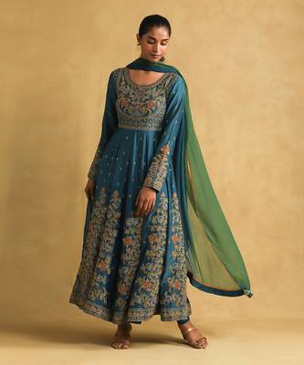 Blue embroidered kurta set by RITU KUMAR 1