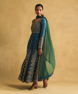 Blue embroidered kurta set by RITU KUMAR 2