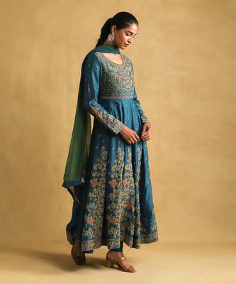 Blue embroidered kurta set by RITU KUMAR 3