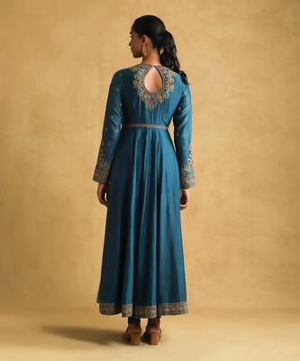 Blue embroidered kurta set by RITU KUMAR 4