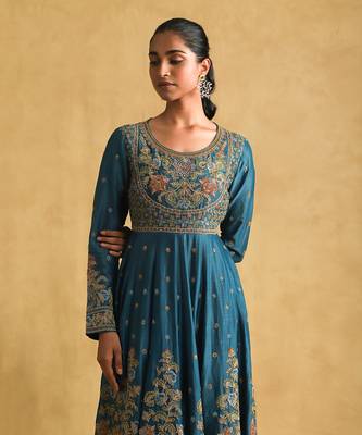 Blue embroidered kurta set by RITU KUMAR 5