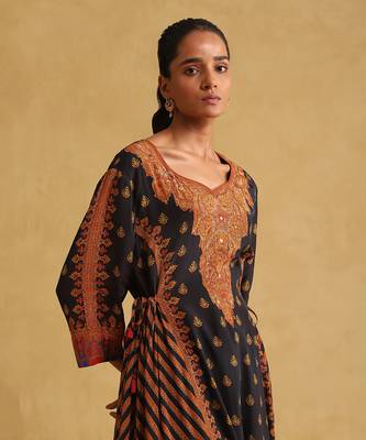 Black printed kurta set by RITU KUMAR 5