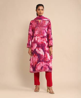 Pink embroidered kurta set by ritu kumar 1