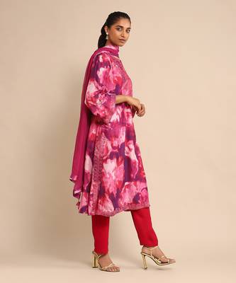 Pink embroidered kurta set by ritu kumar 3